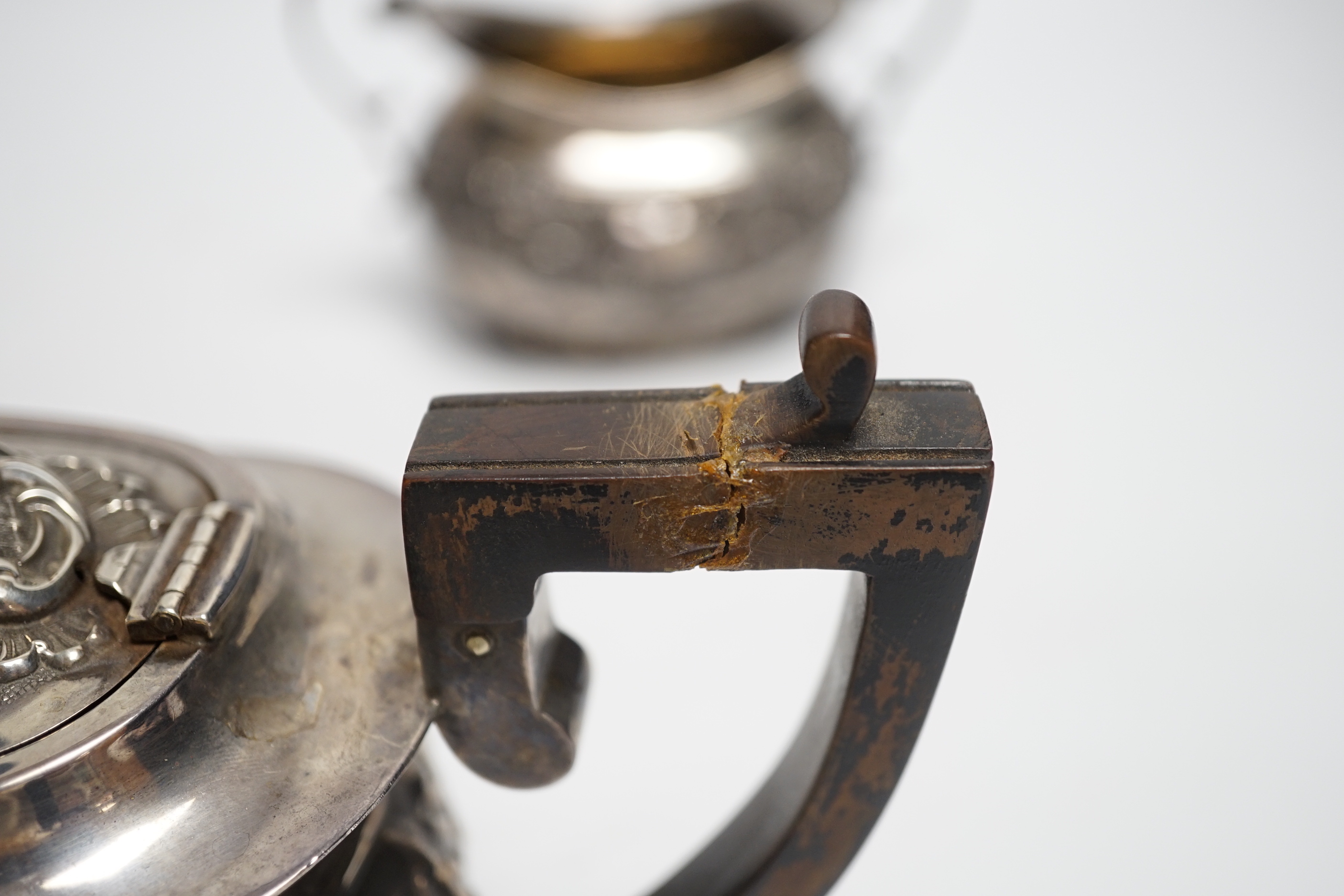 A matched late Victorian silver three piece tea set, maker's Haseler Brothers and John Round & Son Ltd, Birmingham, 1899 and Sheffield, 1900, gross weight 19.3oz.